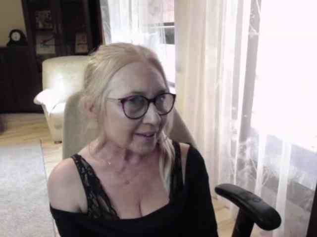 BlondeSofia webcam