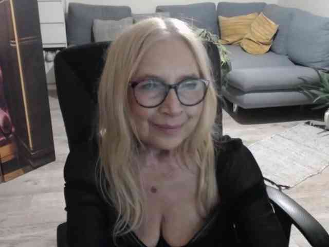 BlondeSofia webcam