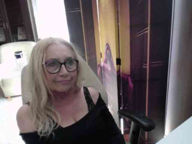BlondeSofia webcam