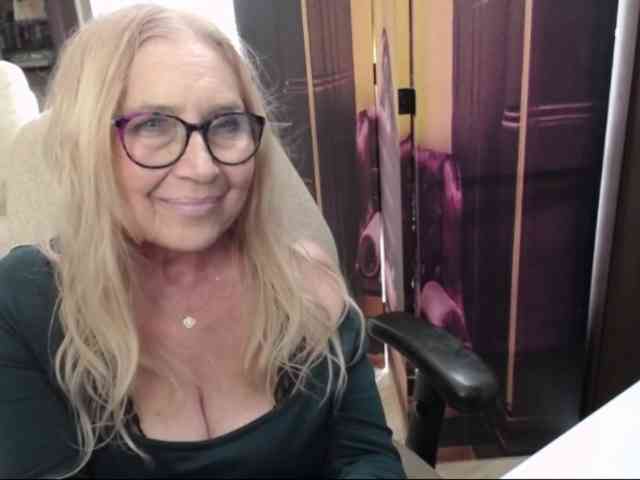 BlondeSofia webcam