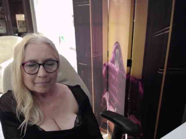 BlondeSofia webcam