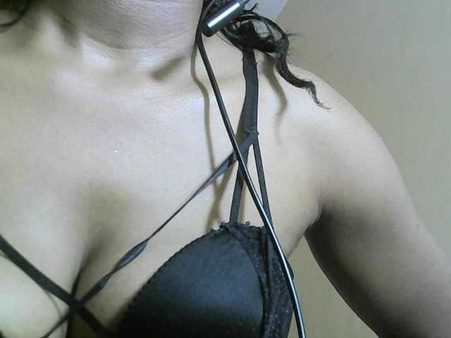 Avrilhunt live cam on BongaCams