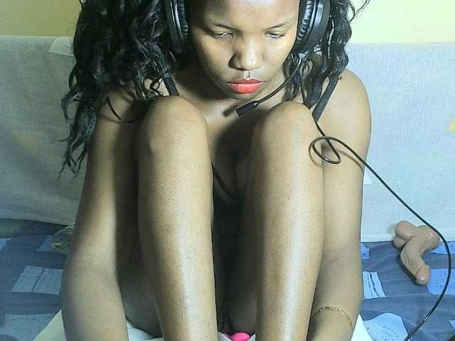 Avrilhunt live cam on BongaCams