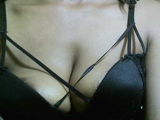 Avrilhunt live cam on BongaCams