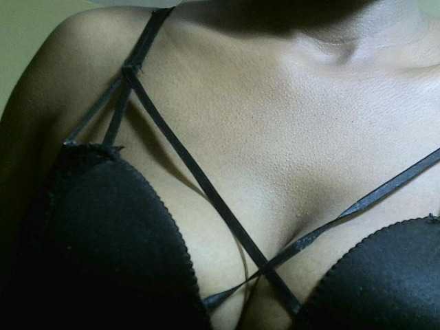 Avrilhunt live cam on BongaCams