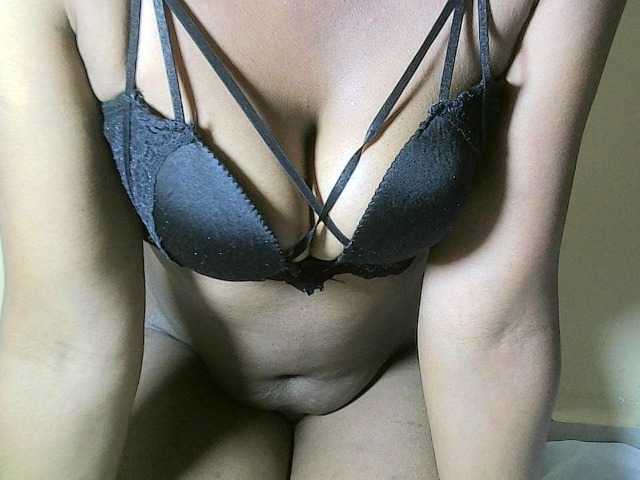Avrilhunt live cam on BongaCams