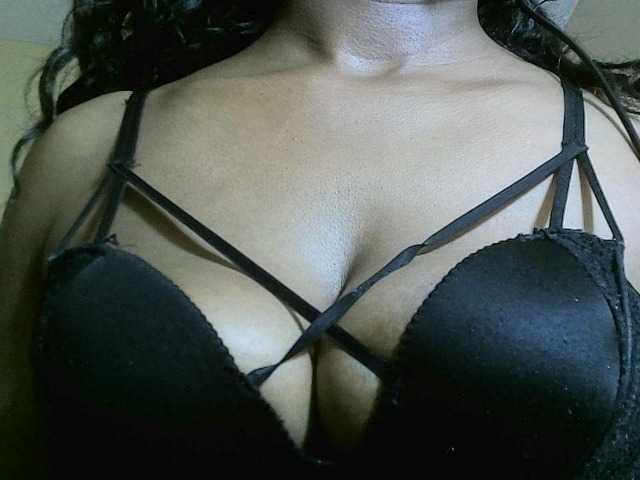Avrilhunt live cam on BongaCams