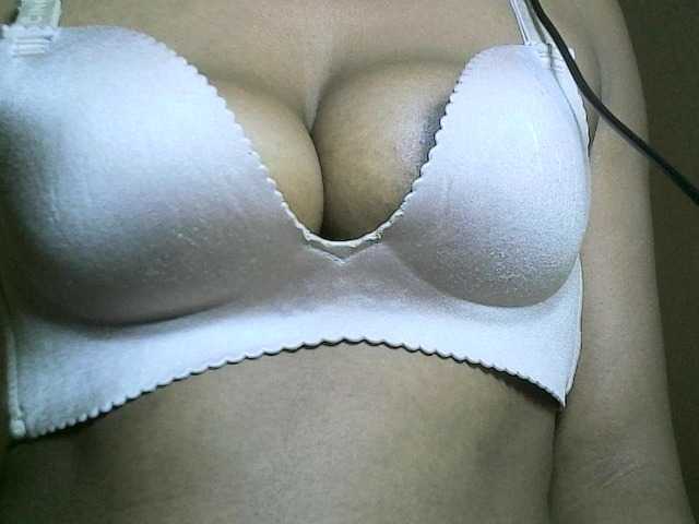 Avrilhunt live cam on BongaCams