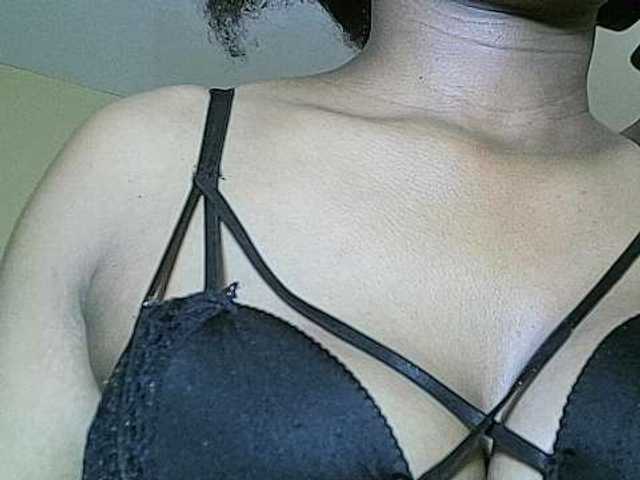 Avrilhunt live cam on BongaCams