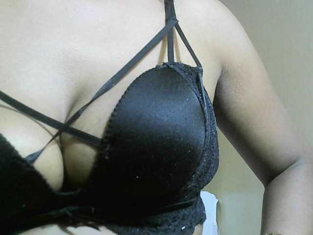 Avrilhunt live cam on BongaCams