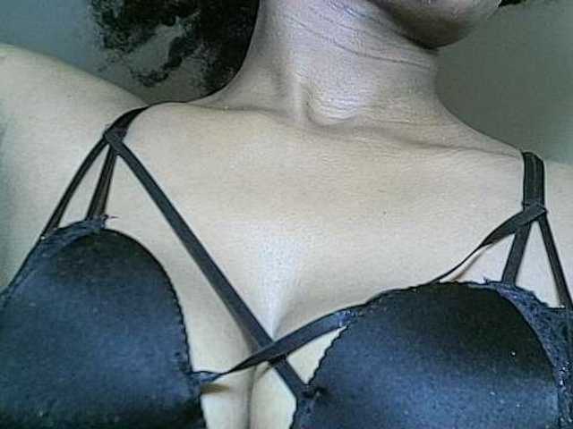 Avrilhunt live cam on BongaCams