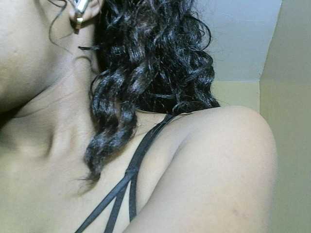 Avrilhunt, live now on BongaCams