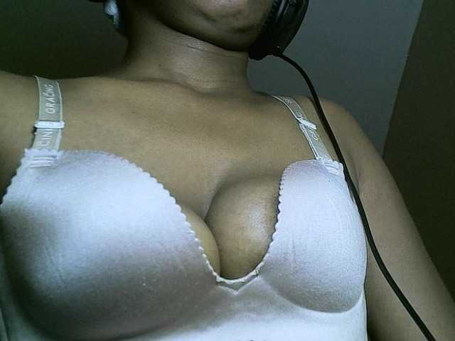 Avrilhunt live cam on BongaCams