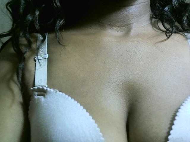 Avrilhunt live cam on BongaCams