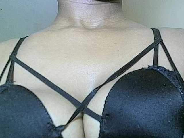 Avrilhunt live cam on BongaCams