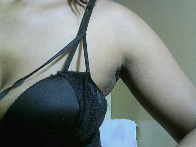 Avrilhunt live cam on BongaCams