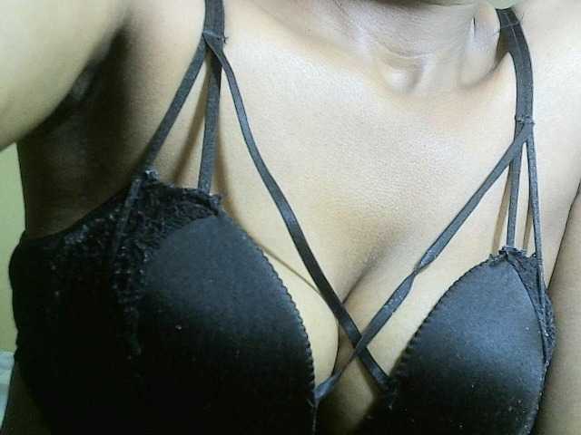 Avrilhunt live cam on BongaCams