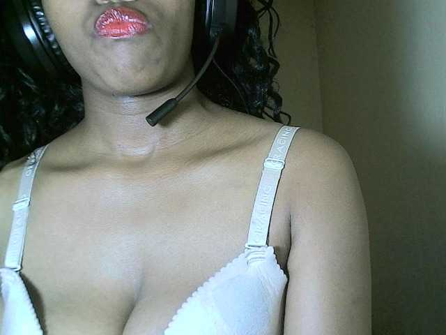 Avrilhunt live cam on BongaCams
