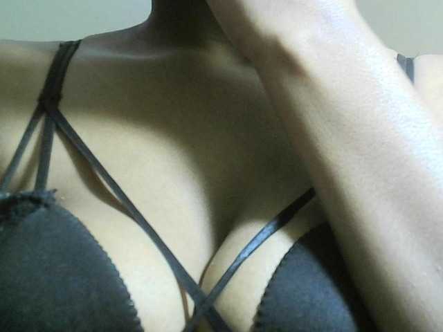 Avrilhunt live cam on BongaCams