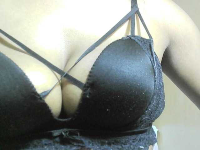 Avrilhunt live cam on BongaCams