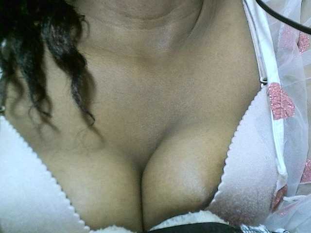 Avrilhunt live cam on BongaCams