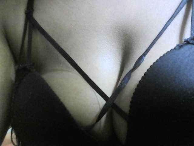Avrilhunt live cam on BongaCams