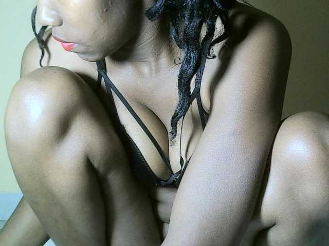 Avrilhunt live cam on BongaCams