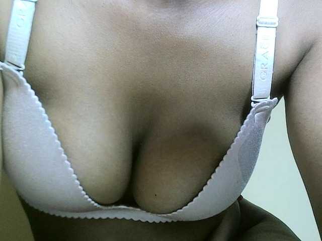 Avrilhunt live cam on BongaCams