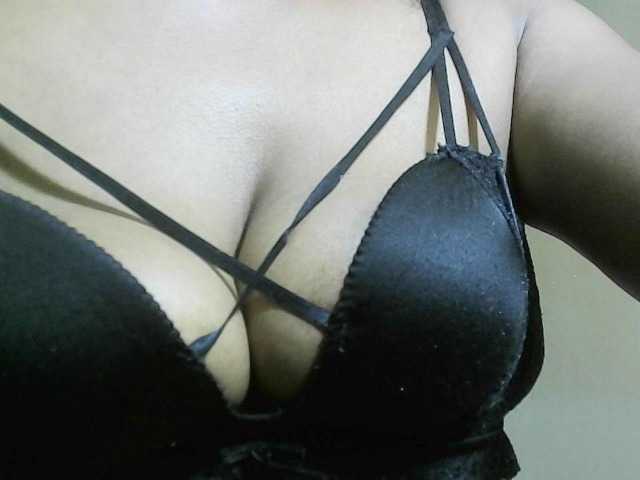 Avrilhunt live cam on BongaCams
