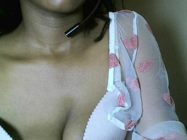 Avrilhunt live cam on BongaCams