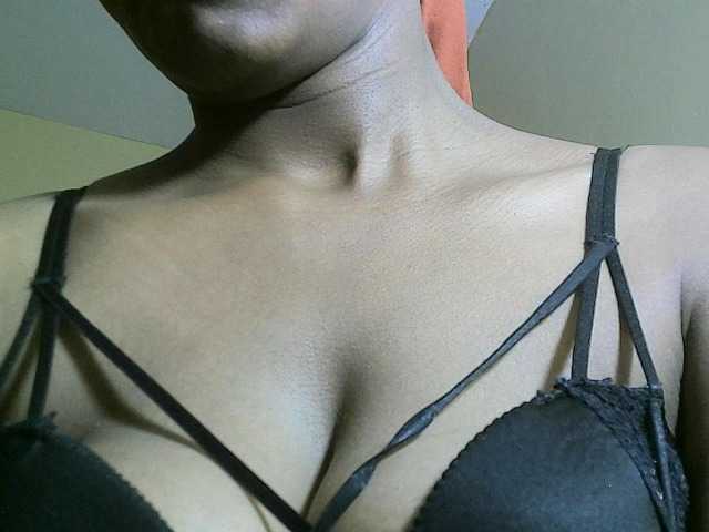 Avrilhunt live cam on BongaCams