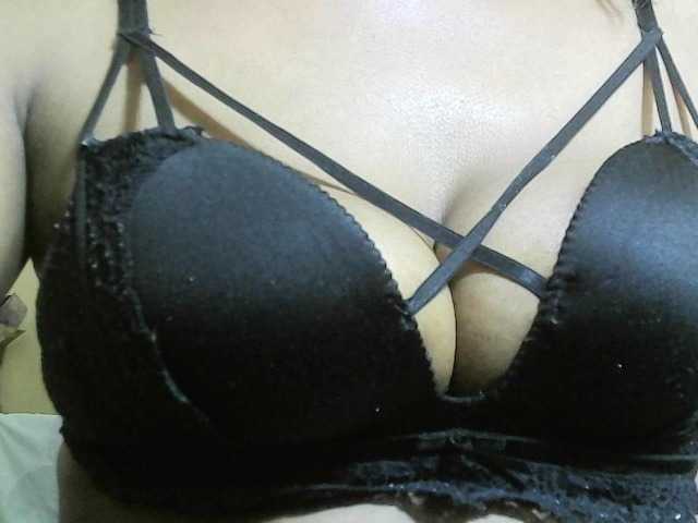 Avrilhunt live cam on BongaCams