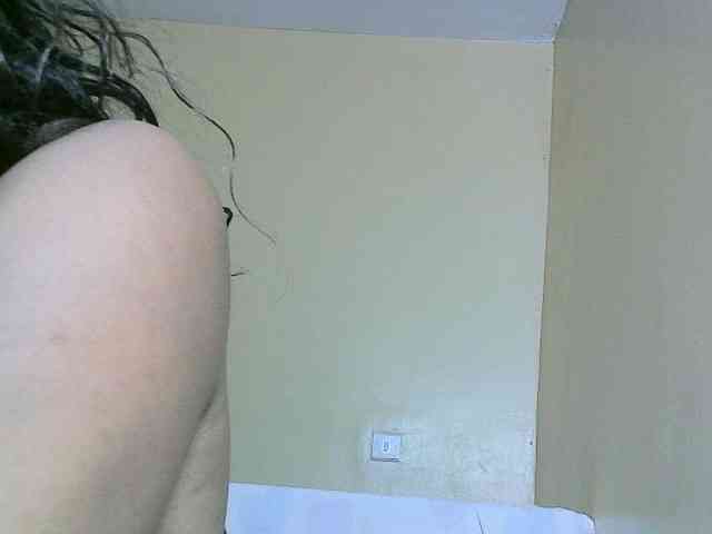 Avrilhunt — live female cam on BongaCams
