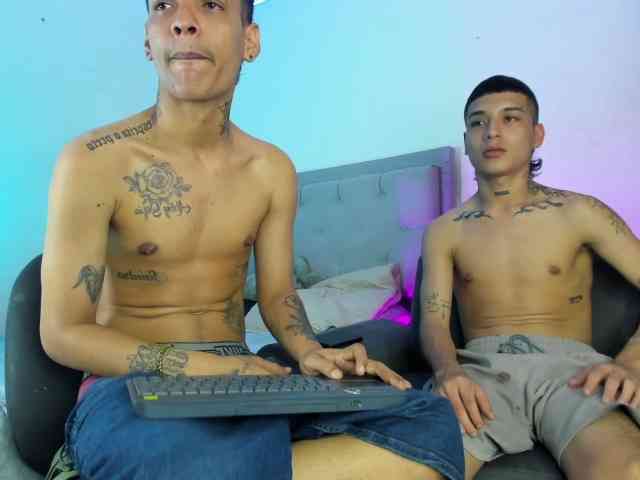 Ten model jest teraz na żywo. duohotboy