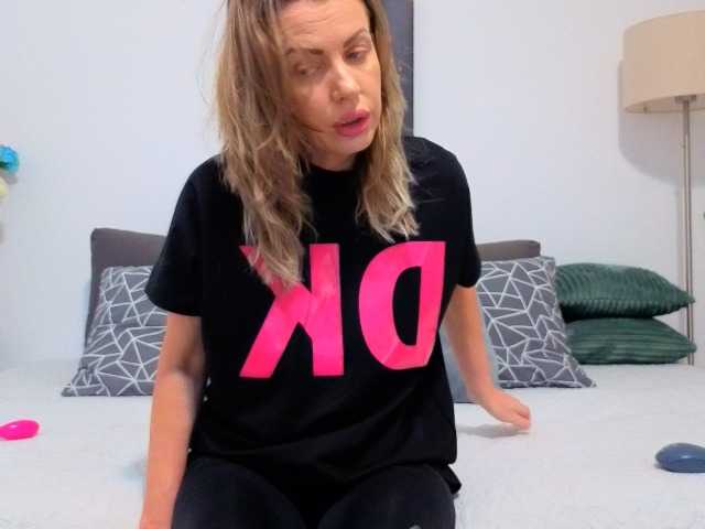MiaHot live cam on BongaCams
