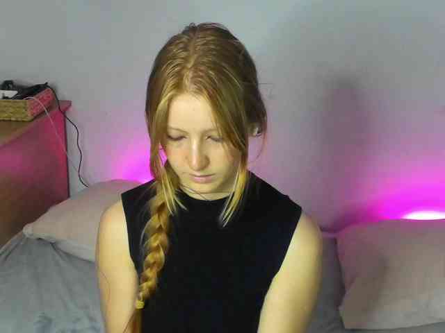 FoxieKiss webcam