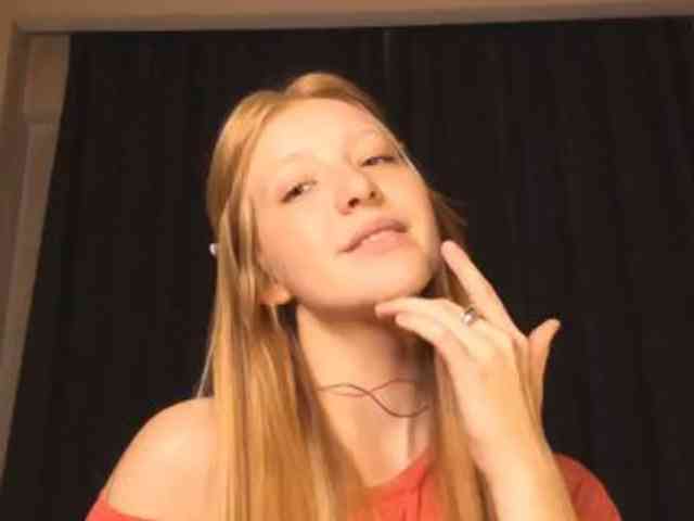 FoxieKiss webcam