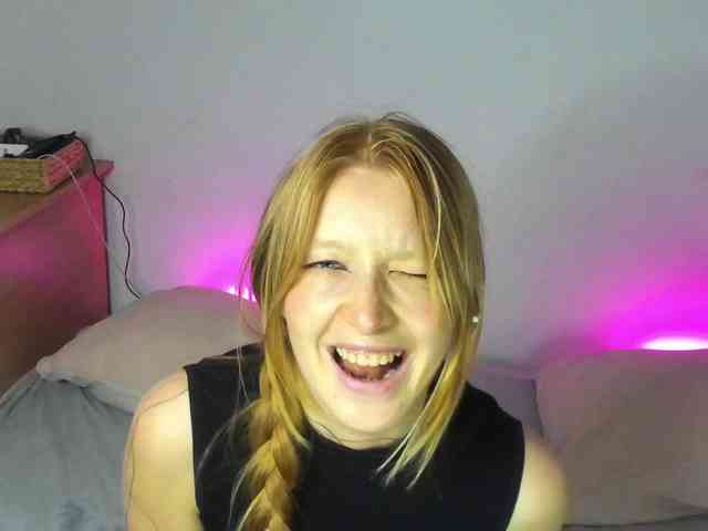 FoxieKiss webcam