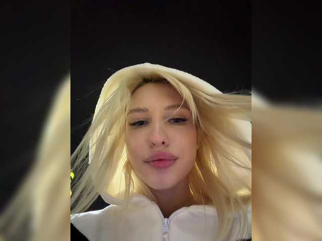  EwaBrown chat room