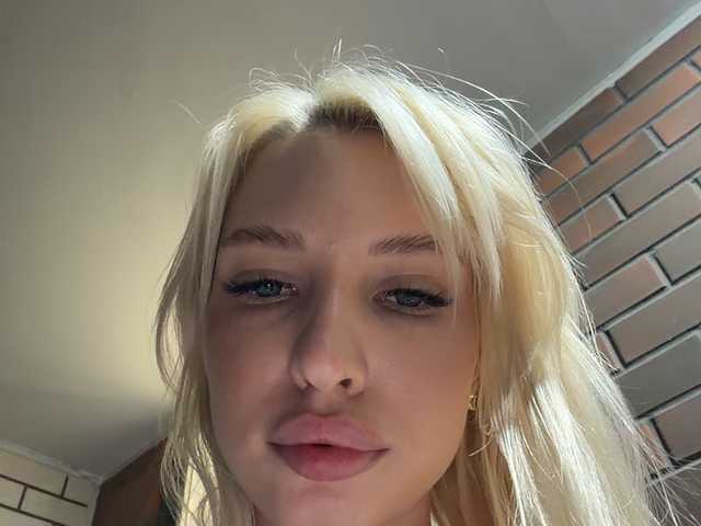  EwaBrown chat room