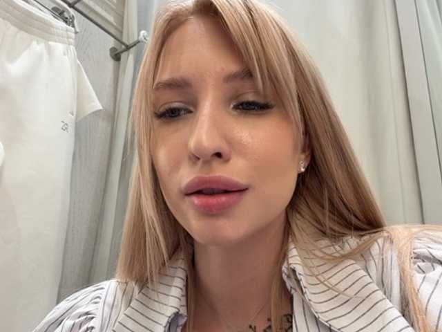  EwaBrown chat room