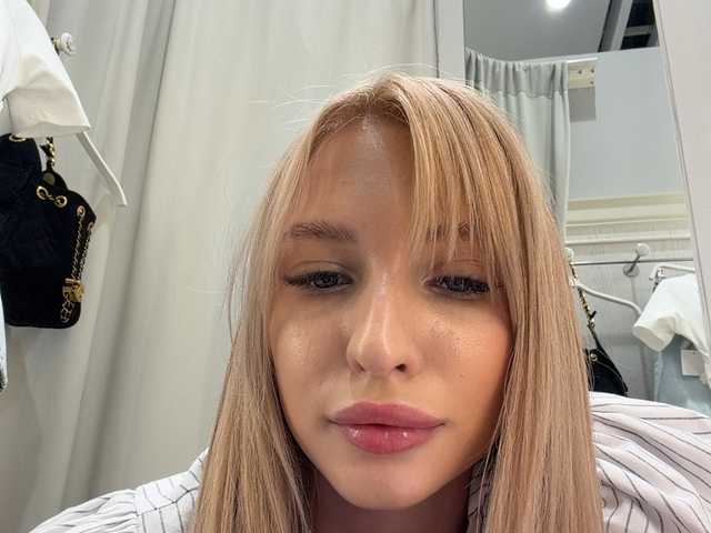  EwaBrown chat room