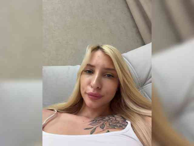 Cristi-candy's cam show statistics and live stream