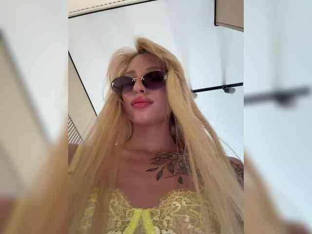 Model: Cristi-Candy