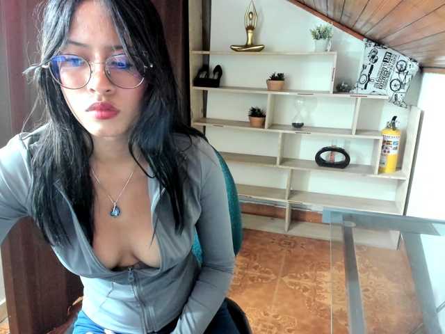 amy-lennox live cam on BongaCams