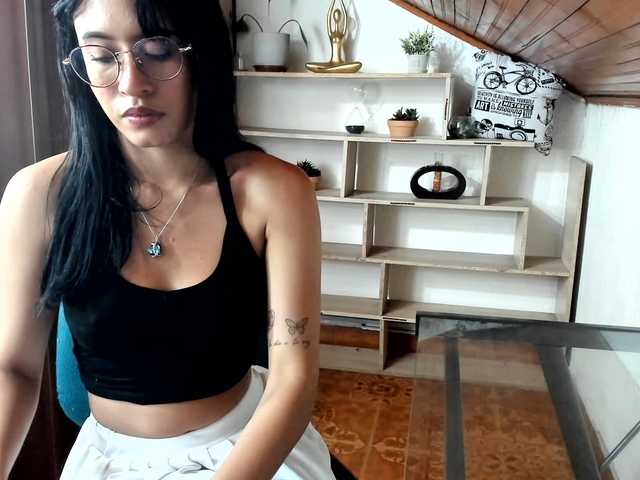 amy-lennox live cam on BongaCams