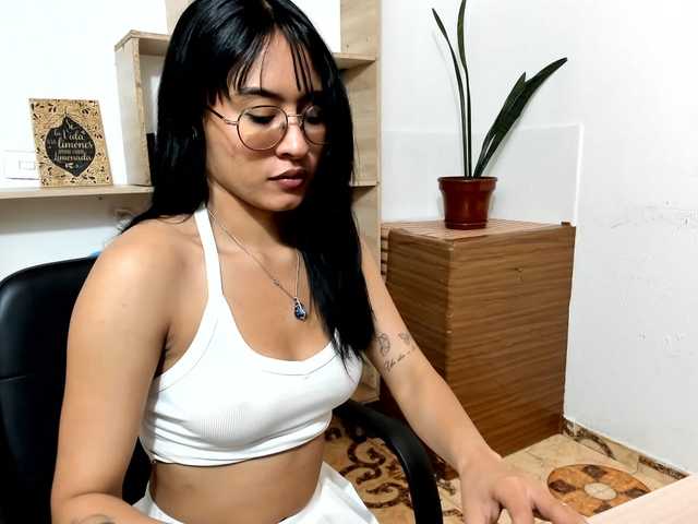 amy-lennox live cam on BongaCams