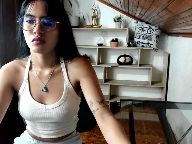 amy-lennox live cam on BongaCams