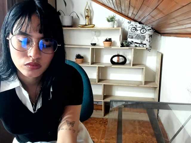 amy-lennox live cam on BongaCams