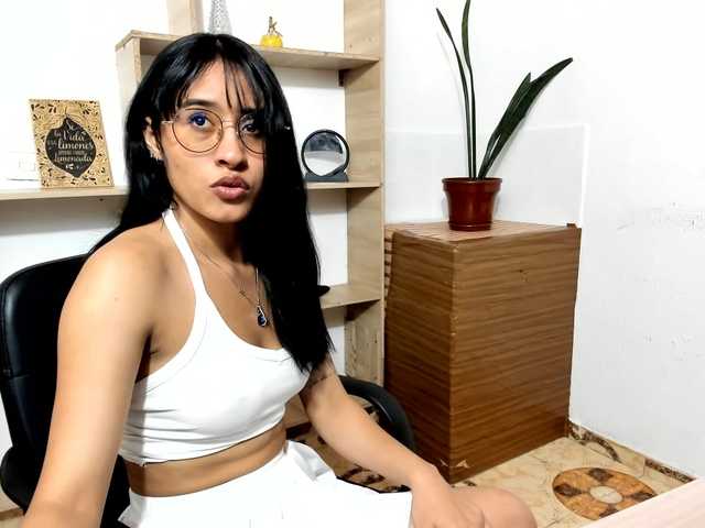 amy-lennox live cam on BongaCams